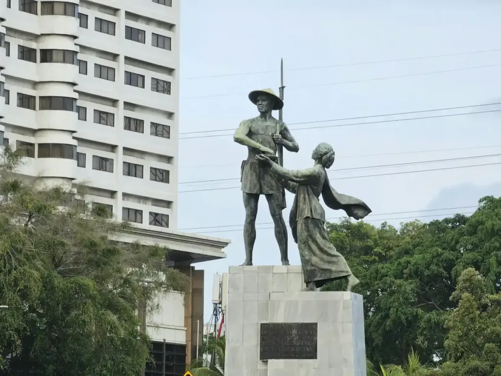 Monumen tokoh sejarah Indonesia di latar belakang arsitektur kota Jakarta sebagai simbol kepahlawanan