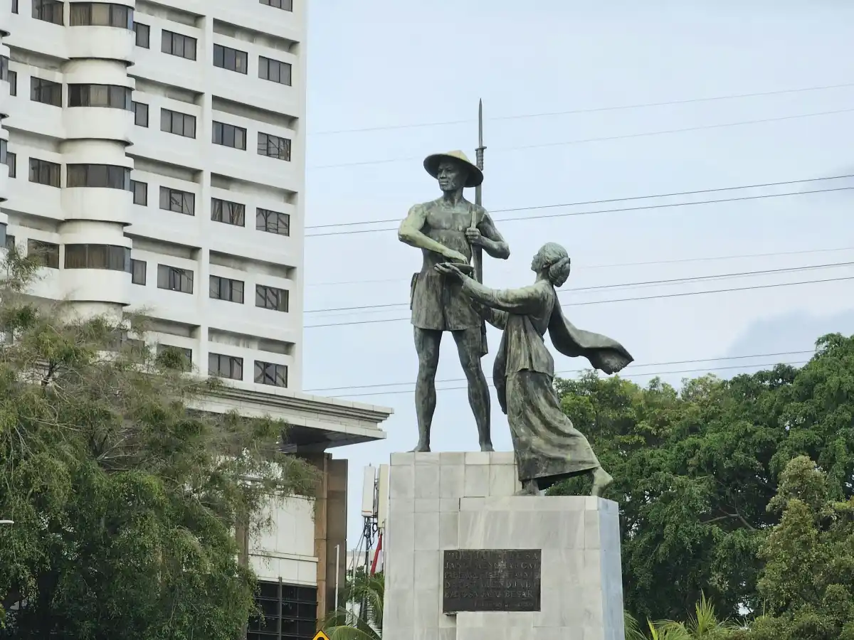 Monumen tokoh sejarah Indonesia di latar belakang arsitektur kota Jakarta sebagai simbol kepahlawanan